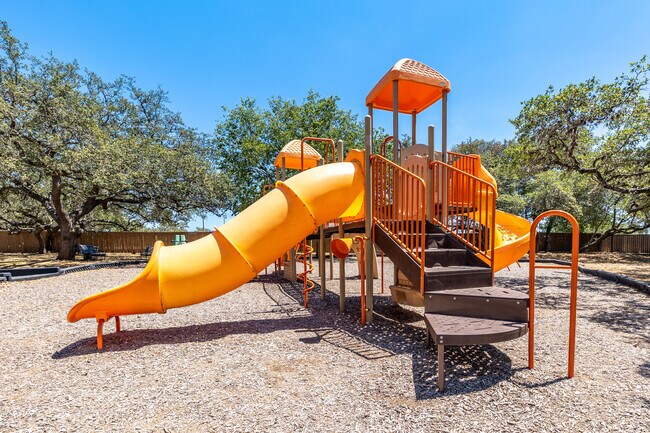 Overlook Townhomes in San Antonio, TX - Building Photo - Building Photo