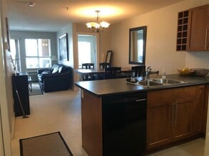 1083 Sunset Dr in Kelowna, BC - Building Photo - Building Photo