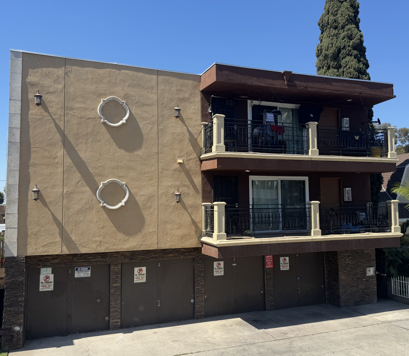 951 Locust Ave, Unit 7 in Long Beach, CA - Foto de edificio