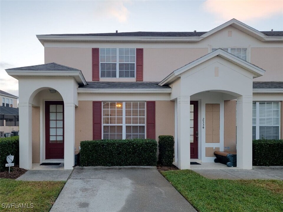 2332 Silver Palm Dr in Kissimmee, FL - Foto de edificio