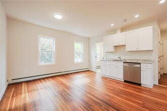 529 Wood St in Bristol, RI - Foto de edificio - Building Photo