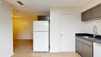 725 Peppertree Dr, Unit 25 in Bryan, TX - Foto de edificio - Building Photo