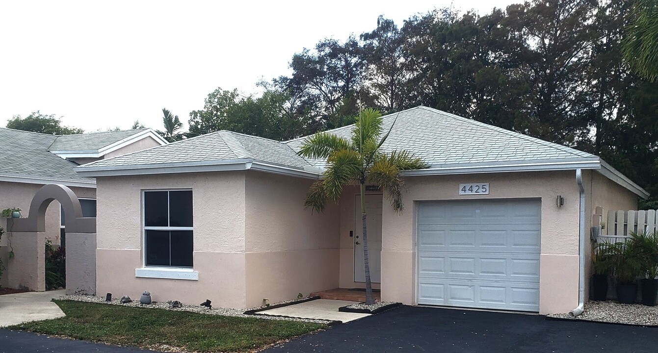 4425 SW 72nd Ter in Davie, FL - Foto de edificio