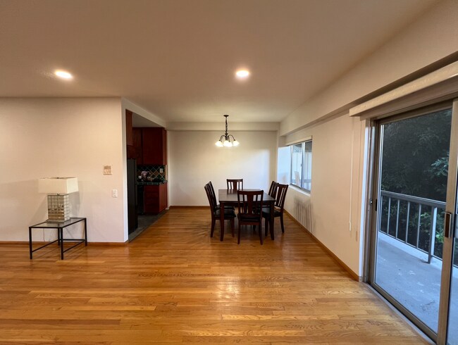 622 S Barrington Ave, Unit 208 in Los Angeles, CA - Building Photo - Building Photo