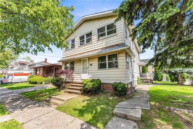 19211 Shawnee Ave in Cleveland, OH - Building Photo - Building Photo