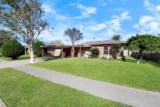 1110 E Brown Ln in Deer Park, TX - Building Photo - Building Photo