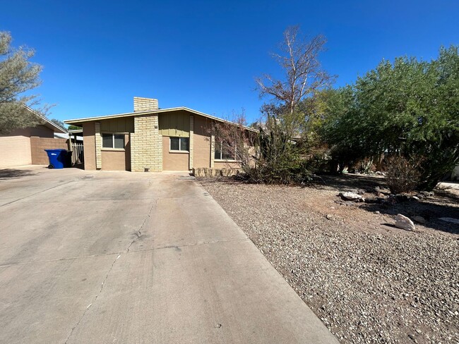 2108 W Del Oro Cir in Mesa, AZ - Foto de edificio - Building Photo