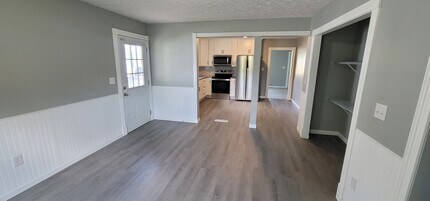 366 S Greensburg St in Hodgenville, KY - Foto de edificio - Building Photo