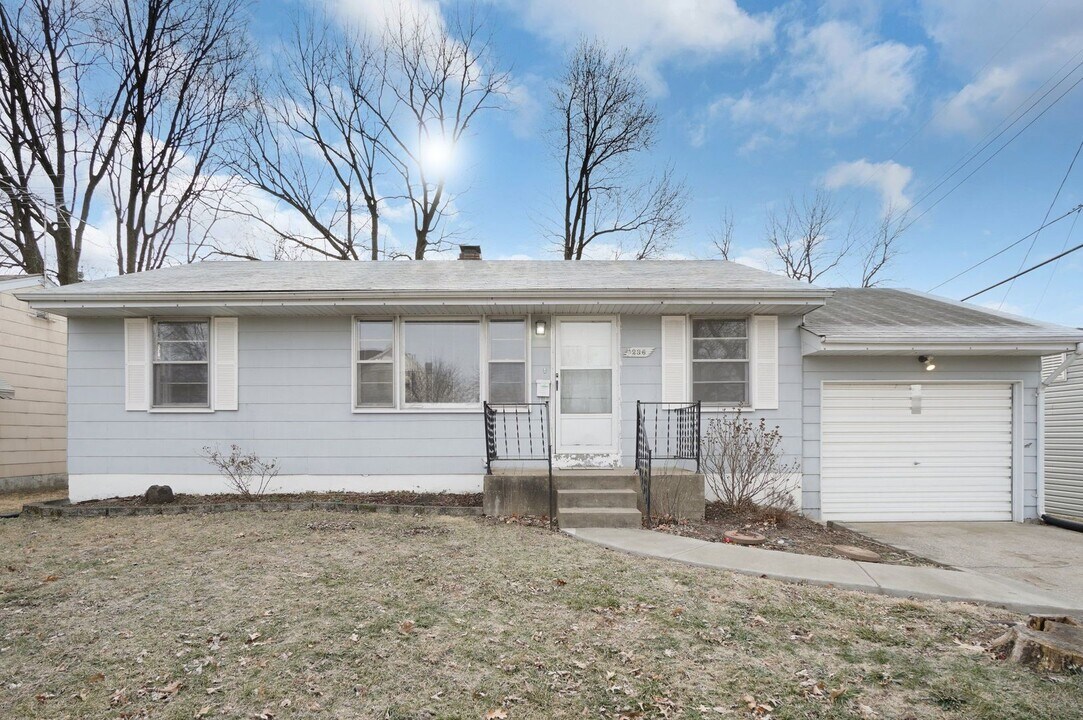 236 S Cadillac Dr in St. Charles, MO - Building Photo