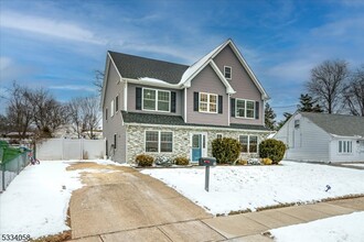 19 Caldwell Rd in Edison, NJ - Foto de edificio - Building Photo