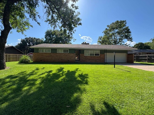 property at 945 N Crestline Ave