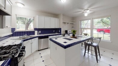 12401 Uttimer Ln in Austin, TX - Building Photo - Building Photo