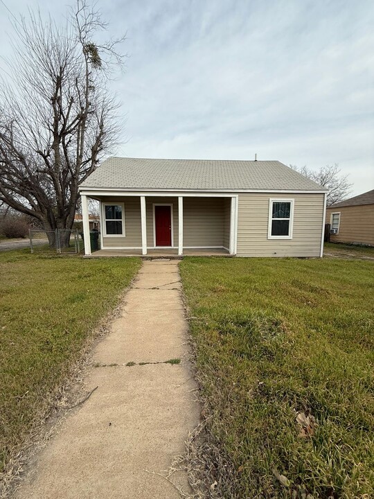 1001 SE 19th St in Mineral Wells, TX - Building Photo