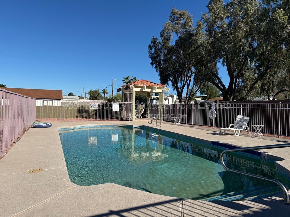 1336 E Mountain View Rd in Phoenix, AZ - Building Photo