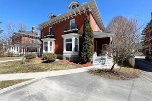 215 Charles St in Belleville, ON - Building Photo