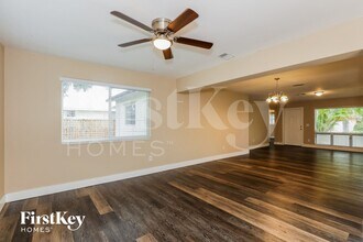 231 SW 71st Terrace in Pembroke Pines, FL - Foto de edificio - Building Photo