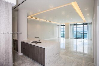 460 NE 28th St in Miami, FL - Foto de edificio - Building Photo