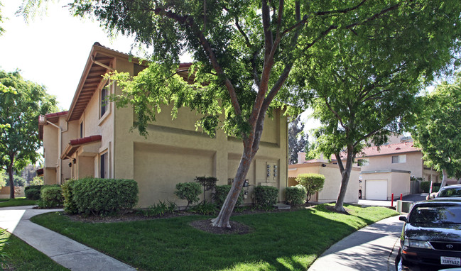 Lake Park Terrace in San Marcos, CA - Building Photo - Building Photo