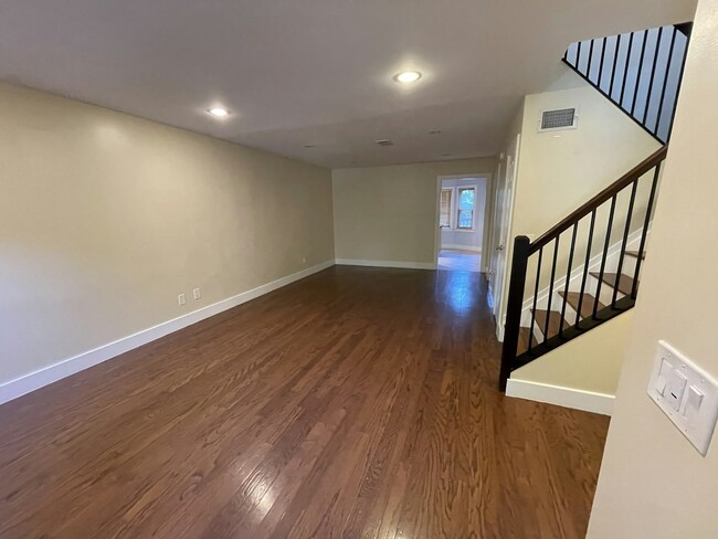 877 Lenox Oaks Cir NE in Atlanta, GA - Building Photo - Building Photo