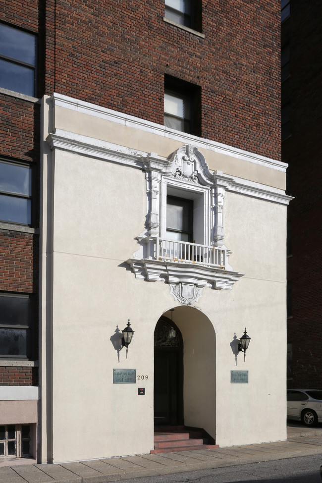 Hampton Hall Apartments in Louisville, KY - Building Photo - Building Photo