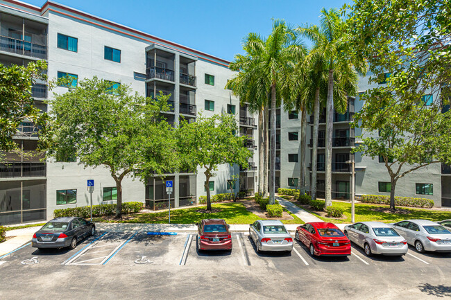 Pines Point in Pembroke Pines, FL - Foto de edificio - Building Photo