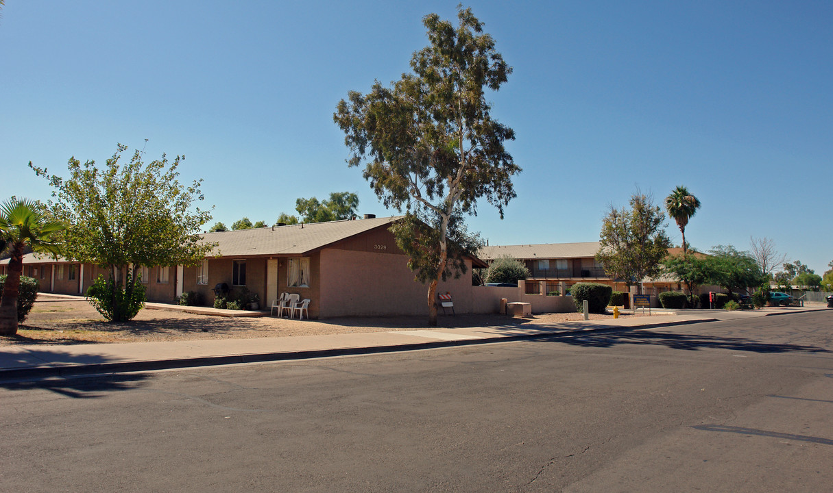 Paradise Lane in Phoenix, AZ - Building Photo