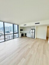 141 NE 2nd St, Unit 2002 in Miami, FL - Foto de edificio - Building Photo