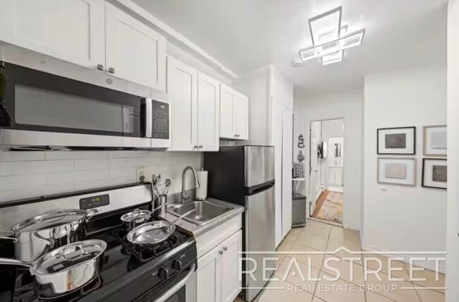 Modern 2BR/2BA in Prime Chinatown | Quick Access to Midtown & Google HQ