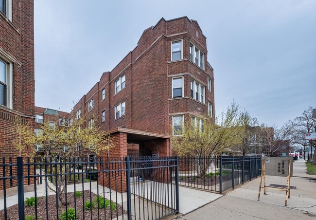 2450 W Addison St, Unit 1B in Chicago, IL - Building Photo - Building Photo