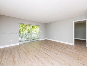 2005 Sans Souci Blvd in North Miami, FL - Building Photo - Building Photo