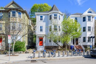 394 Centre St, Unit 2 in Boston, MA - Building Photo