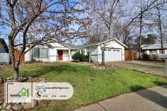 256 Newport Dr in Redding, CA - Building Photo - Building Photo