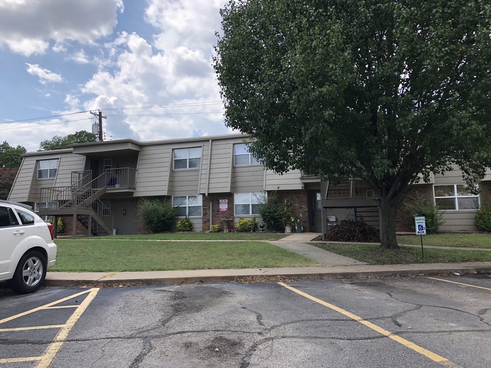 Oaklawn Apartments in Van Buren, AR - Building Photo