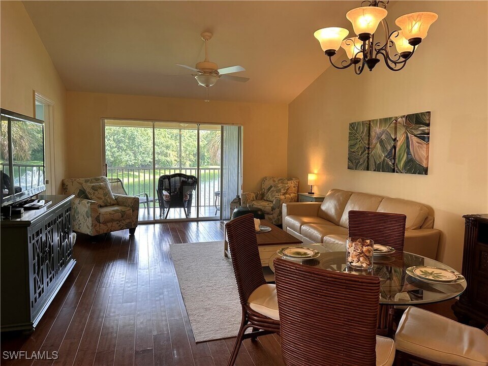 321 Robin Hood Cir in Naples, FL - Foto de edificio