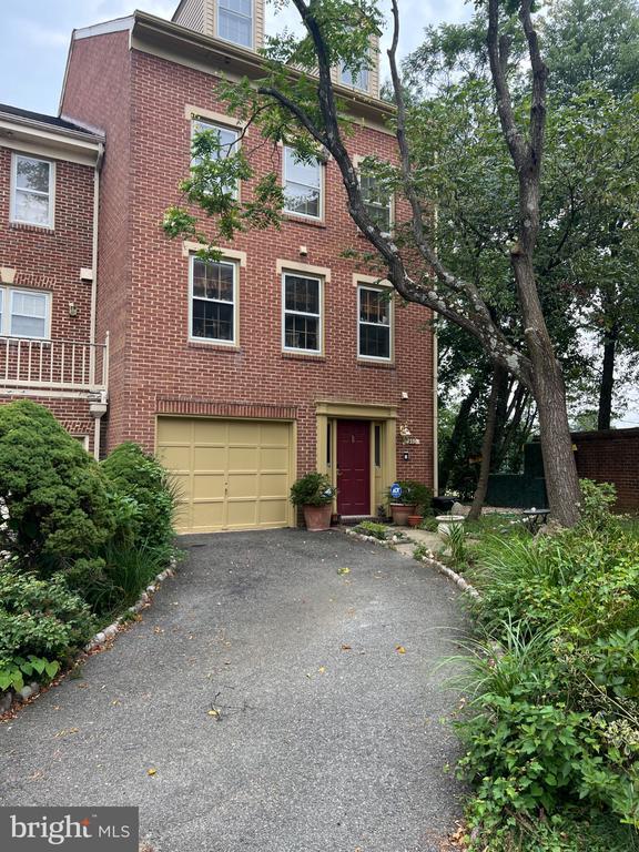 property at 5900 Munson Ct