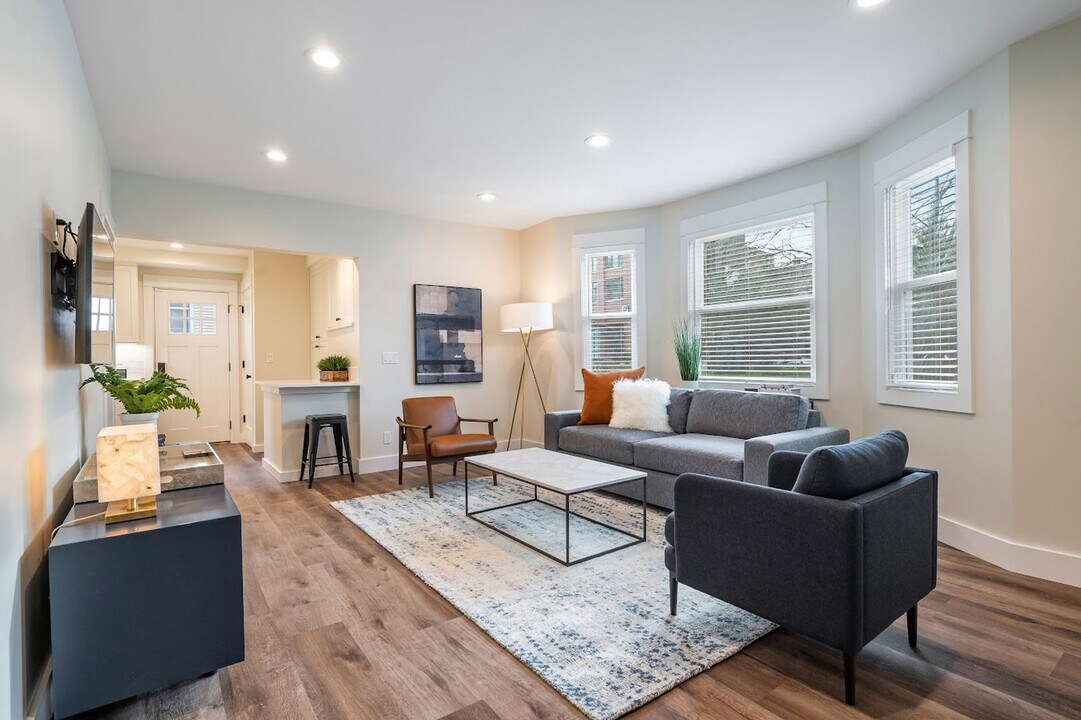 2100 1st Ave W in Seattle, WA - Building Photo