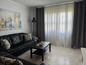 3430 NW 52nd Ave in Lauderdale Lakes, FL - Foto de edificio - Building Photo