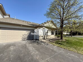 1202 Crystal Pl E in Chaska, MN - Building Photo - Building Photo