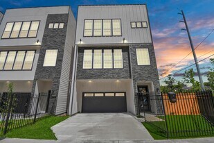 2401 Chapman St in Houston, TX - Building Photo
