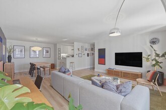 2626 N Lakeview Ave, Unit 2601 in Chicago, IL - Building Photo - Building Photo