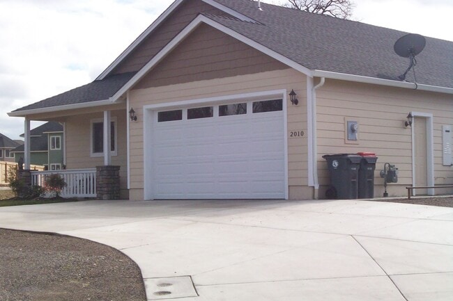 2010 Aristona St in Central Point, OR - Building Photo - Building Photo