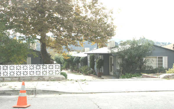 6834-6838 Valmont St in Tujunga, CA - Foto de edificio - Building Photo