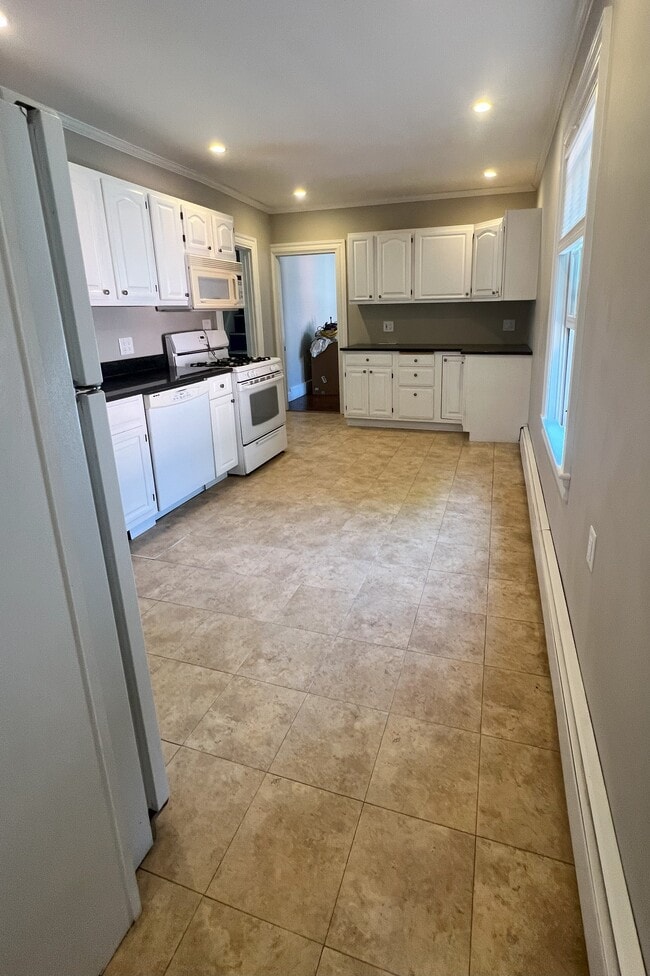 55 Highland Ave, Unit 2 in Newton, MA - Foto de edificio - Building Photo