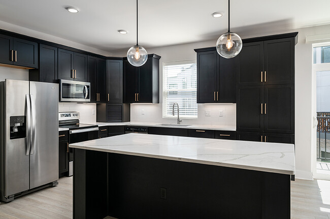 The Red Corner Townhomes in Cincinnati, OH - Foto de edificio - Building Photo