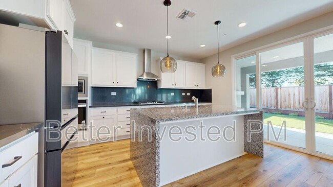 1437 Oak Cir in Rohnert Park, CA - Foto de edificio - Building Photo