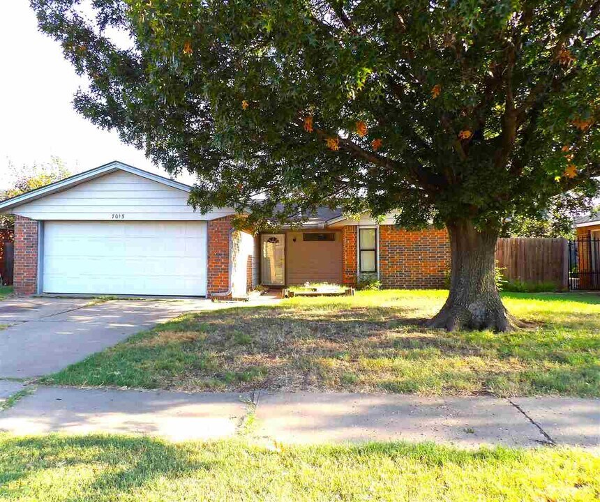 7015 SW Winchester Ave in Lawton, OK - Building Photo