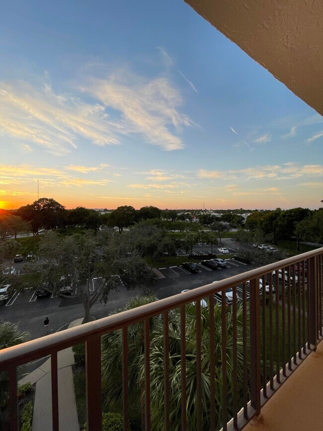 2105 Lavers Cir in Delray Beach, FL - Building Photo - Building Photo
