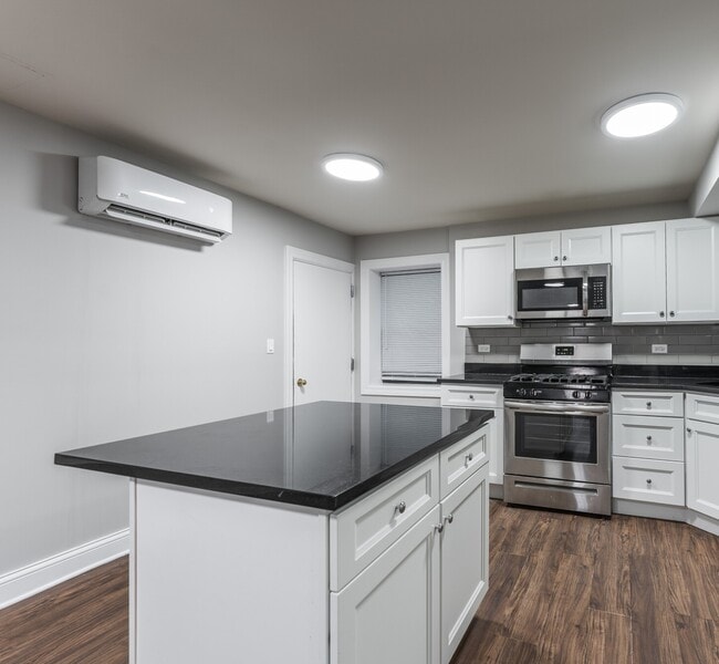 5742 N Winthrop Ave, Unit O12 in Chicago, IL - Building Photo - Building Photo