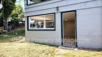 4121 W D St in Bremerton, WA - Building Photo