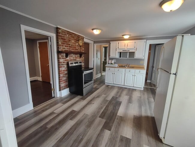 184 S Main St in Newport, NH - Building Photo - Building Photo